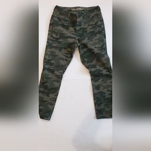 Universal Thread Camoflouge Capri jeans- Women